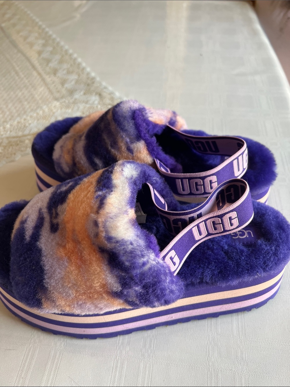 Ugg ladies platform cushioned slippers NWOT